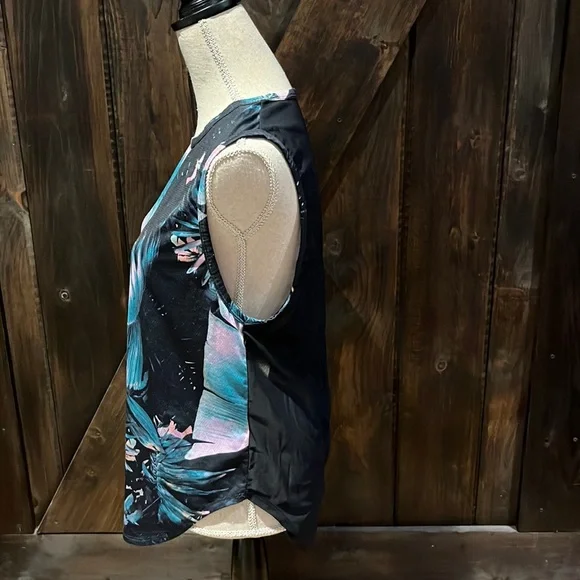 Fabletics fun mesh back workout top - Picture 2 of 7